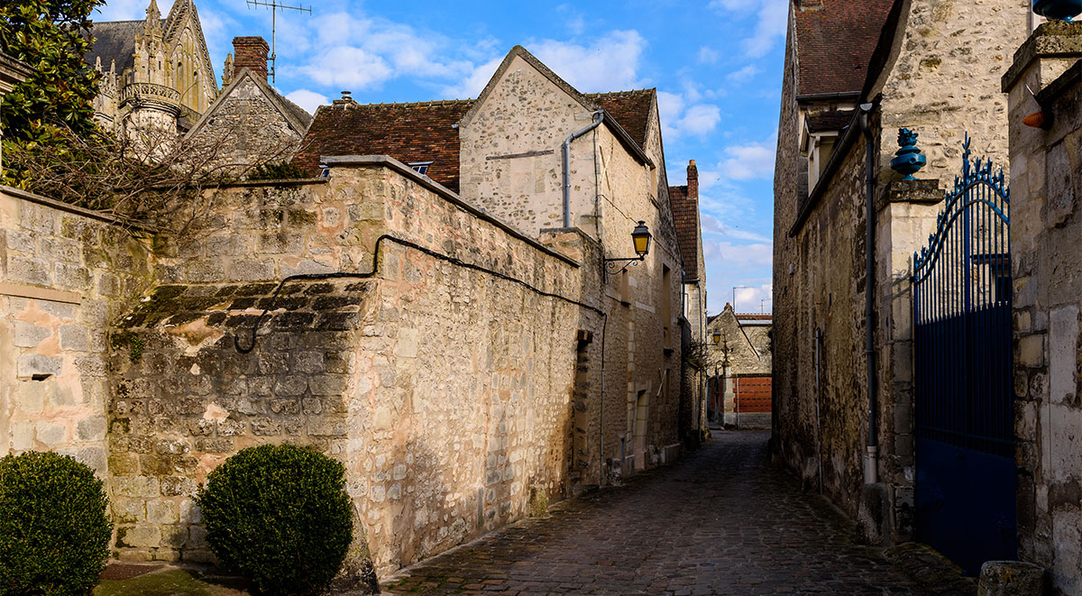 A cobbled street in Senlis