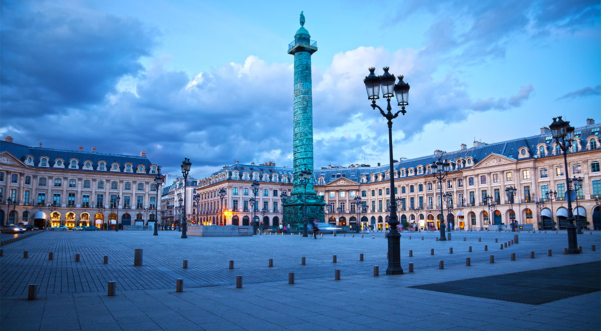 he Vendôme Plaza and Column at dusk